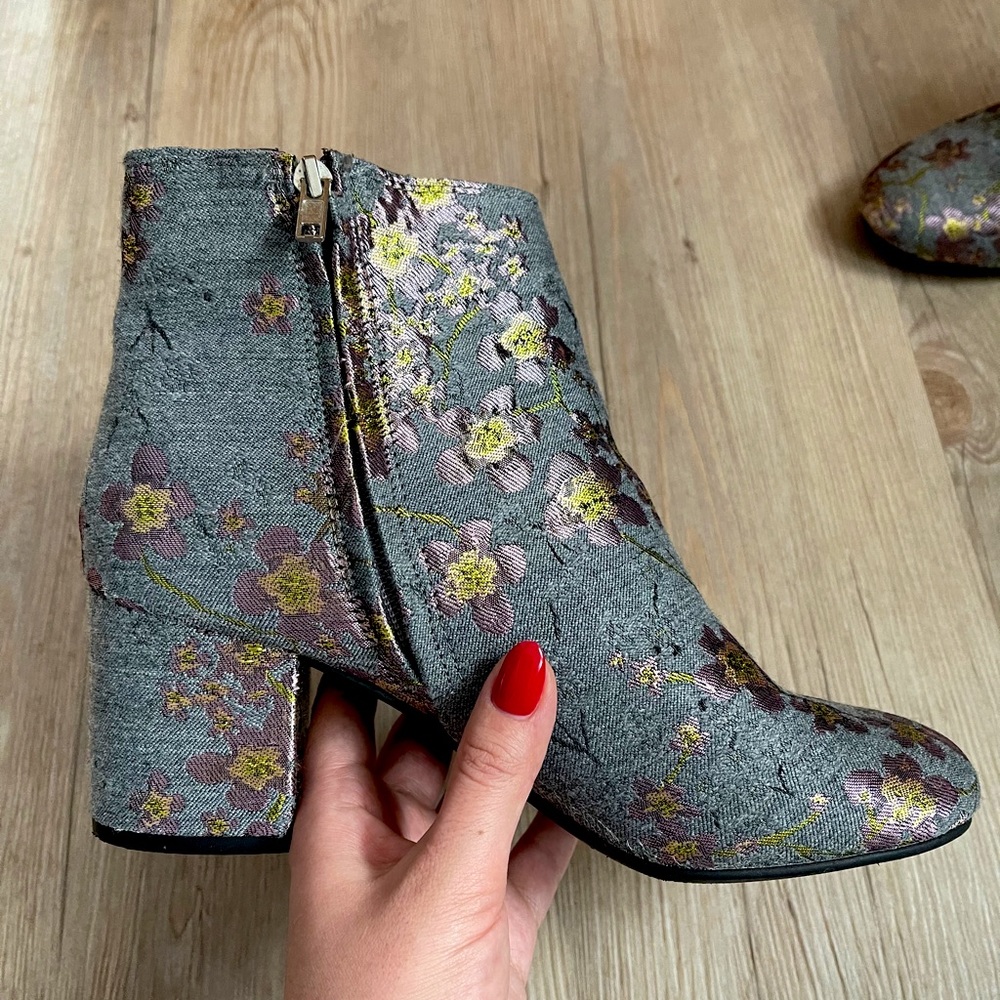 Zigi Soho Floral booties with heel - size 9
